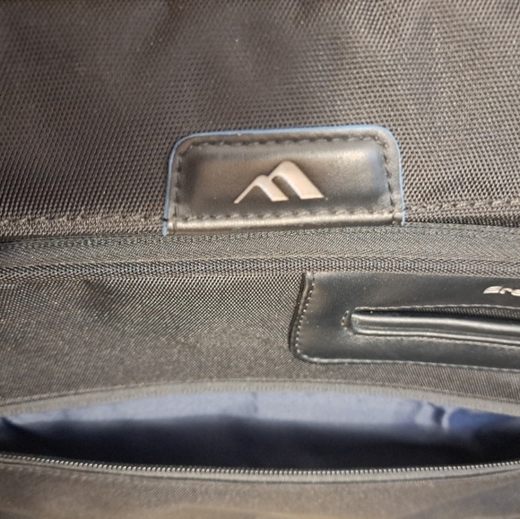 Brenthaven Elliott Deluxe Laptop & Tablet Messenger Bag - Picture 10 of 11
